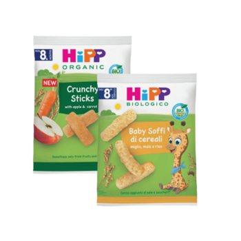 Due confezioni di alimenti per bambini Hipp, una con sfondo giallo che raffigura un elefantino con bastoncini di cereali e l'altra con sfondo blu che raffigura un elefantino con gallette di riso, entrambe etichettate come biologiche e adatte per 8 mesi.