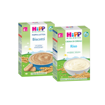 Sono esposte due scatole di alimenti per bambini del marchio "HiPP Biologico", una con un piatto di crema d'avena e l'altra con un piatto di biscotti.