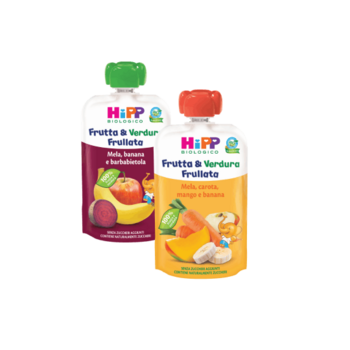 Quattro buste di alimenti per bambini con varie combinazioni di frutta sono esposte accanto a una mela a fette, una barbabietola intera e due carote.