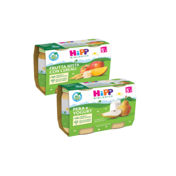 Sono esposte due scatole verdi con il marchio "HiPP Biologico", una con l'etichetta "Pera e Yogurt" con l'illustrazione di una pera e di uno yogurt, l'altra con l'etichetta "Frutta mista con cereali" con l'illustrazione di una mela, un'arancia e del grano.