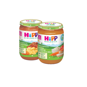 Sono esposti due vasetti di alimenti per bambini Hipp Biologico, uno con una miscela di pomodoro e carote e l'altro con una miscela di pollo e riso.