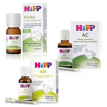 Tre confezioni distinte di prodotti con un marchio comune, ciascuna contenente un flacone di liquido.