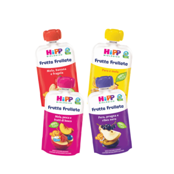Due buste di frutta e yogurt con davanti un'esposizione di frutta a fette.