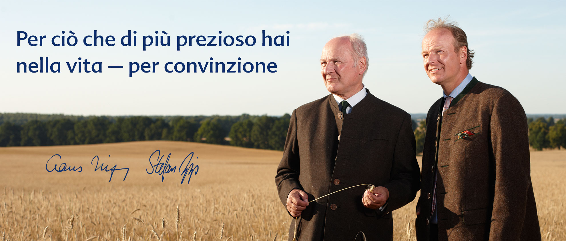 Due uomini in giacca e cravatta si trovano in un campo di grano con una citazione in italiano.