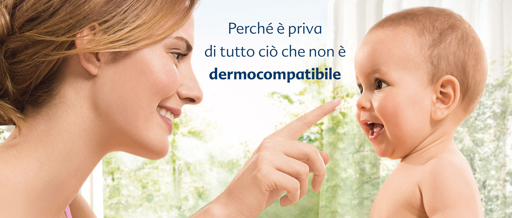 Una donna e un bambino vengono mostrati in un primo piano, con la donna che indica il naso del bambino.