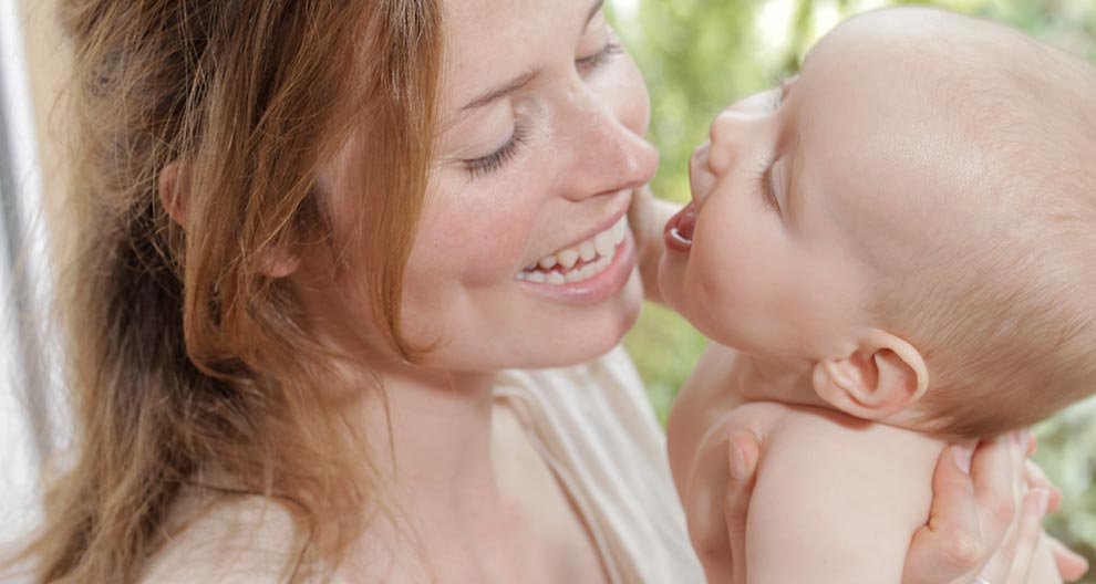 Una donna e un bambino condividono un momento di connessione.