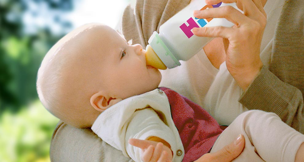 Un bambino viene nutrito dal biberon.