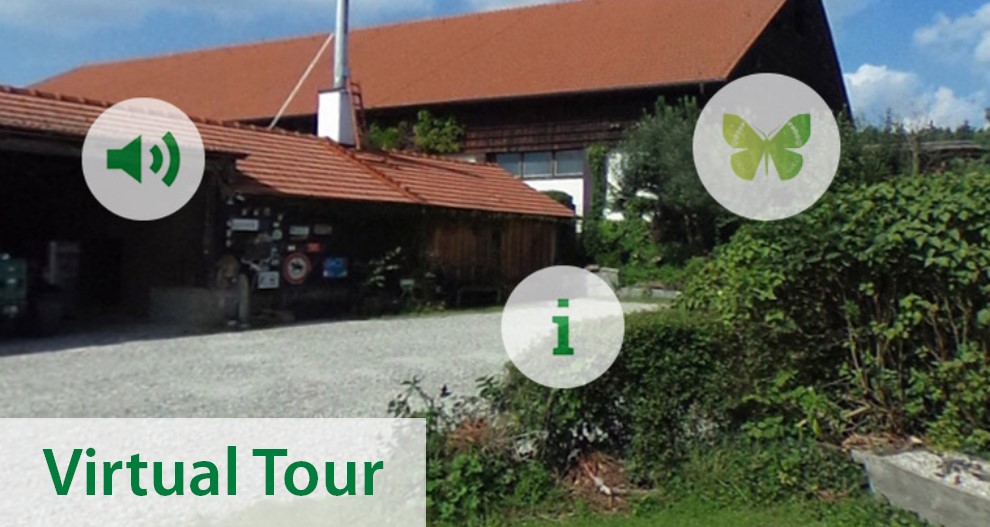 Viene visualizzato un edificio con un tetto rosso e l'icona di una farfalla verde, accompagnato da icone interattive e dalle parole "Virtual Tour" e "About the Farm".