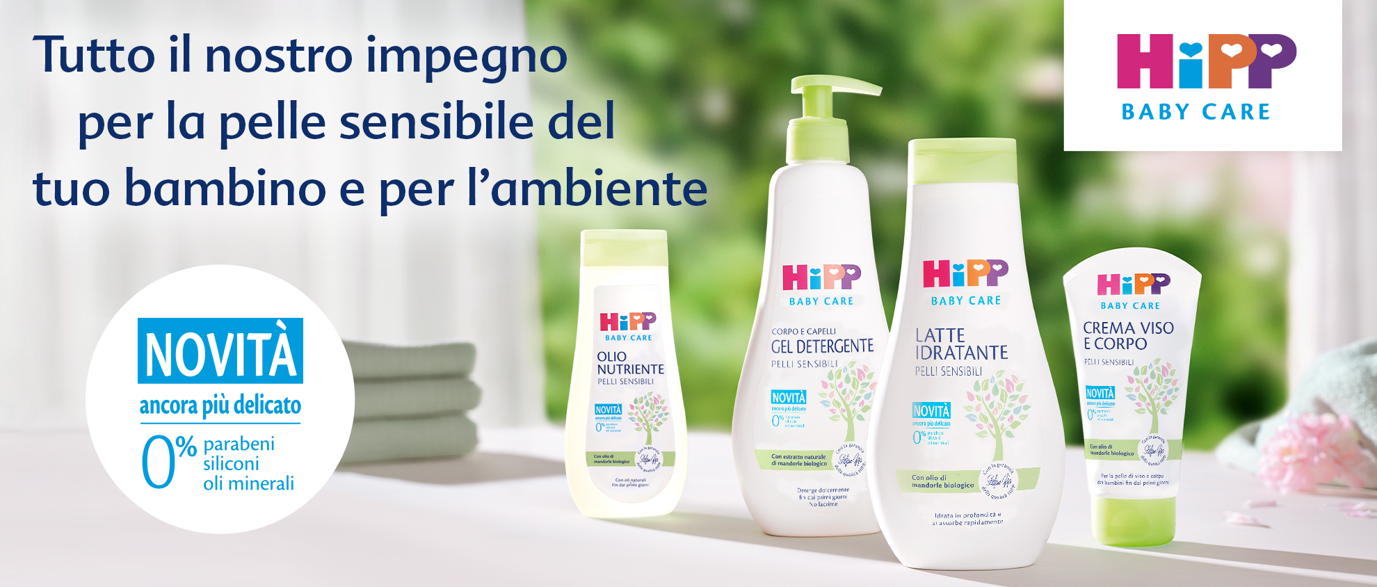 Un banner promozionale per una linea di prodotti per l'infanzia, che evidenzia l'impegno del marchio nei confronti della pelle sensibile e dell'ambiente, con la presentazione di quattro prodotti distinti.