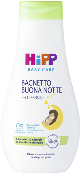 Un flacone di prodotto per l'infanzia con la scritta "Hipp Baby Care" in alto, seguita da "Bagnetto Buona Notte Pelli Sensibili" che indica che si tratta di un bagno notturno per pelli sensibili. Il prodotto ha un volume di 500 ml e contiene lo 0% di silicone e oli minerali, con un estratto naturale di mandarino.