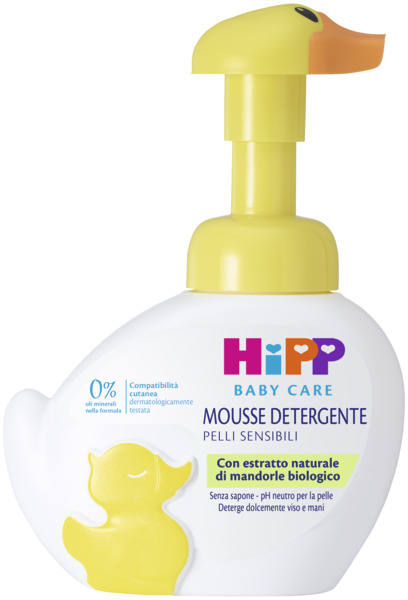 Un flacone bianco con erogatore a pompa giallo, etichettato "Hipp Baby Care Mousse Detergente Pelli Sensibili", contiene un prodotto per la cura dei bambini con un estratto naturale di mandarino biologico.