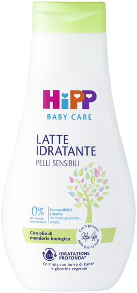 Un flacone bianco con tappo verde, con l'etichetta "Hipp Baby Care Latte Idratante Pelli Sensibili", contiene una lozione per bambini con lo 0% di silicone e prodotta con olio di mandorle biologico.