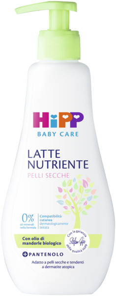 Un flacone di plastica bianca con un erogatore a pompa verde contiene una lozione per bambini etichettata "LATTE NUTRIENTE PELLI SECCHE" del marchio "HiPP BABY CARE".